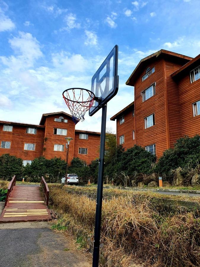 Arbon Youth Hostel & Resort Jeju Bagian luar foto